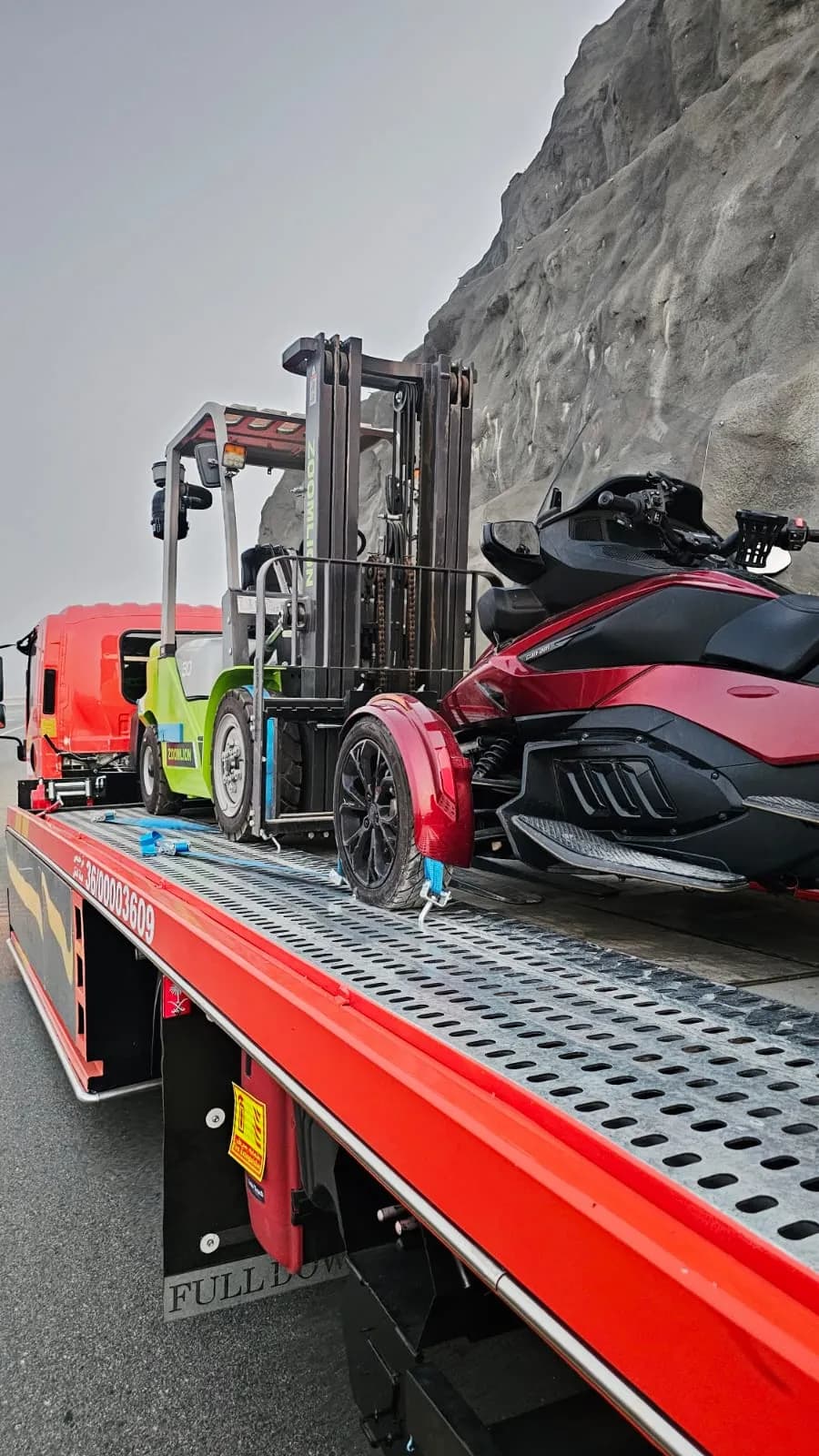 أسطول سطحات هيدروليك يغطي أحياء وسط جدة والمداخل الضيقة والطرق السريعة لضمان سرعة الوصول.