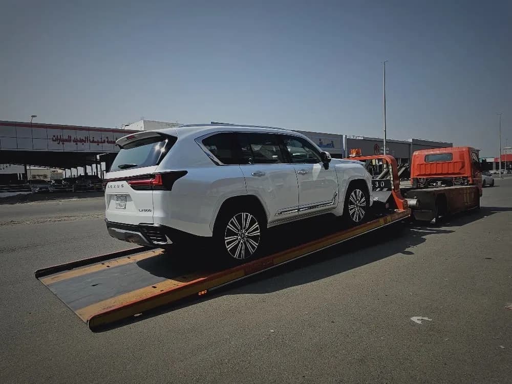 نقل سيارة جيب لكزس عائلية فخمة على سطحة فل داون لضمان ثباتها أثناء النقل بين المدن السعودية.