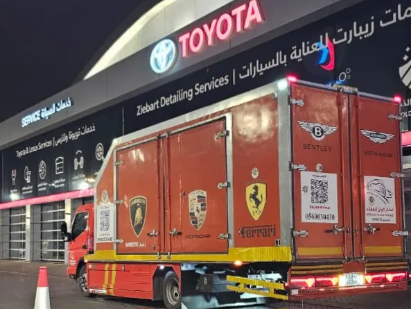 سطحة VIP مغلقة ومجهزة لنقل السيارات الفارهة ليلاً لضمان أقصى درجات الحماية.
