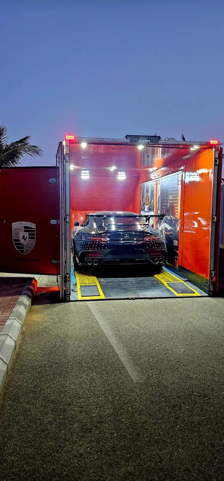 شحن سيارة من عمّان الأردن إلى الرياض عبر سطحات مؤسسة البدر للنقليات