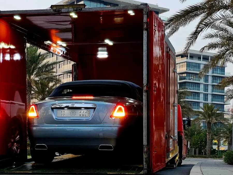شحن سيارات دولي من جدة إلى دول الخليج عبر سطحات مغلقة VIP مؤمنة مع خيارات تقسيط تابي وتمارا
